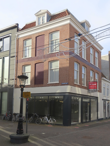 901504 Gezicht op de voor- en zijgevel van het leegstaande winkelhoekpand Steenweg 34 te Utrecht, met links de ...